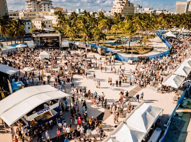 A photo of the crowd at the South Beach Food Festival. 